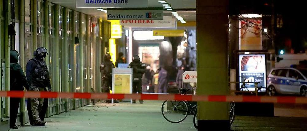 Großeinsatz in Zehlendorf-Mitte: Die von der Polizei umstellte Bankfiliale an der Potsdamer Straße während der Geiselnahme.