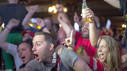 Fans im Fieber. Anhänger der Chicago Blackhawks beim Public Viewing.