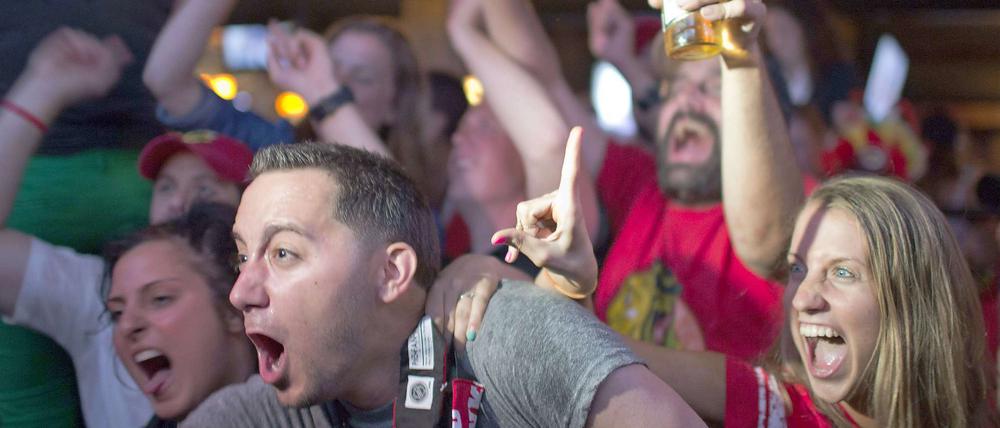Fans im Fieber. Anhänger der Chicago Blackhawks beim Public Viewing.