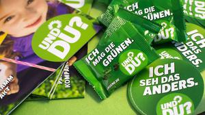 Wahlkampf-Utensilien. Die Grünen mögen es persönlich.