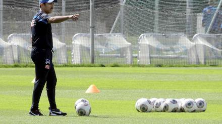 Jos Luhukay auf dem Trainingsplatz.