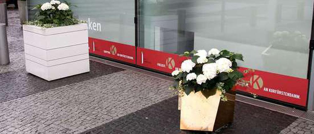 Der Siegerkübel: Fast die Hälfte der Ladenbesitzer am Ku'damm will das Modell links auf den Bürgersteigen sehen.