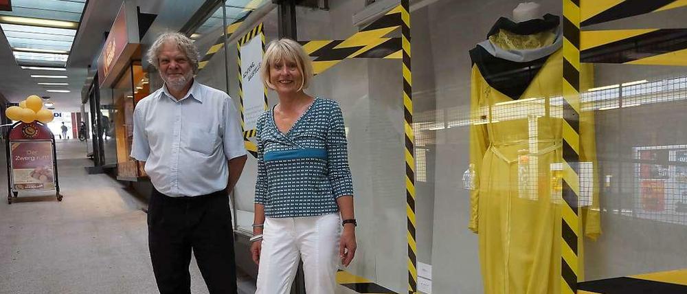 Designermode in der Drogerie. Verwalter Dieter Aßhauer und Projektmanagerin Heide Wohlers vor dem ehemaligen Schlecker-Markt.