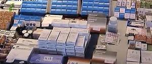 Etliche Packungen mit verschiedenen Medikamenten liegen auf einem Tisch.