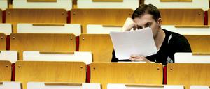 Lesen lohnt sich: Wenn Studenten nicht abgezockt werden wollen, sollten sie ihren Stromvertrag gut kennen.