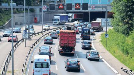 Vorsicht, Staugefahr. Ab Donnerstag, 9 Uhr, gibt es hier nur noch eine Fahrspur gen Norden – statt drei. 