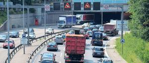 Vorsicht, Staugefahr. Ab Donnerstag, 9 Uhr, gibt es hier nur noch eine Fahrspur gen Norden – statt drei. 