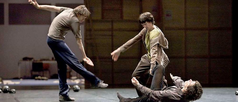 Eine Szene aus Forsythes Choerografie "i don't believe in outer space".