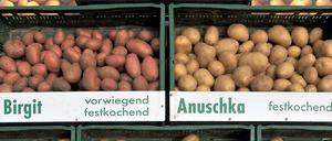 Diverse Kartoffelsorten in einem Ladenregal