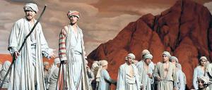 Der Weg durch die Wüste. Laiendarsteller bringen im Oberammergauer Passionsspielhaus das Stück „Moses“ von Feridun Zaimoglu auf die Bühne. 
