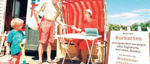 Zur Kasse, bitte! So heißt es seit langem auch in den schleswig-holsteinischen Ostseebädern. Dieses Foto etwa wurde 1995 geknipst.