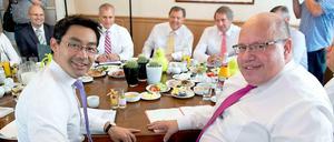 Wirtschaftsminister Philipp Rösler (FDP) und Umweltminister Peter Altmaier (CDU) mit den Stromnetz-Bossen.