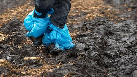Im Schnitt verbraucht jeder Deutsche 71 Plastiktüten pro Jahr. Manchmal auch als Gummistiefelersatz, wie dieser Besucher des Hurricane-Musikfestivals.