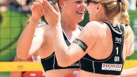 Glücklich über Silber: Karla Borger (l.) und Britta Büthe.