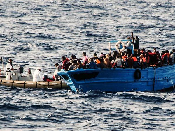 Ein Flüchtlingsboot, das von der Küstenwache aufgegriffen wird, am 2. Juli 2013.