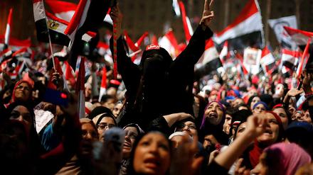 Seit Tagen forderten tausende Ägypter Präsidenten Mursi auf, von seinem Amt zurückzutreten. Am Mittwochabend wurde Mursi schließlich vom Militär abgesetzt. Auf Tahrir-Platz in Kairo wurde gejubelt.