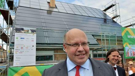 Bundesumweltminister Peter Altmaier (CDU) am Montag (8. Juni 2013) beim Besuch einer Baustelle für ein energieautarkes Einfamilienhaus in Freiberg (Sachsen)
