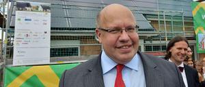 Bundesumweltminister Peter Altmaier (CDU) am Montag (8. Juni 2013) beim Besuch einer Baustelle für ein energieautarkes Einfamilienhaus in Freiberg (Sachsen)