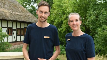 Jonas Mog und Kim Stellbrinck betreiben das Haus mit einem ökologisch-nachhaltigen Konzept (Einzelzimmer ab 72 Euro, Doppelzimmer ab 109 Euro; Infos unter aheadhotel.de).