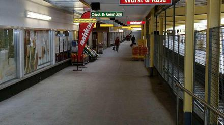 Alles im Angebot in der Ladenstraße. Nur ein Fleischer fehlt