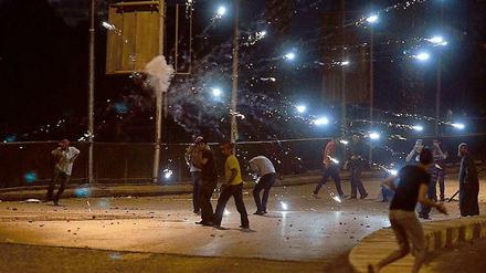 In der Nacht des 5. Juli stießen Unterstützer und Gegner Präsident Mursis nahe des Tahrir-Platzes zusammen. Es kam zu gewalttätigen Ausschreitungen. Nach der Absetzung von Präsident Mursi hatte die Muslimbruderschaft ihre Anhänger zu Protesten aufgerufen, aber gebeten, "friedlich" zu bleiben.