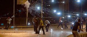 In der Nacht des 5. Juli stießen Unterstützer und Gegner Präsident Mursis nahe des Tahrir-Platzes zusammen. Es kam zu gewalttätigen Ausschreitungen. Nach der Absetzung von Präsident Mursi hatte die Muslimbruderschaft ihre Anhänger zu Protesten aufgerufen, aber gebeten, "friedlich" zu bleiben.