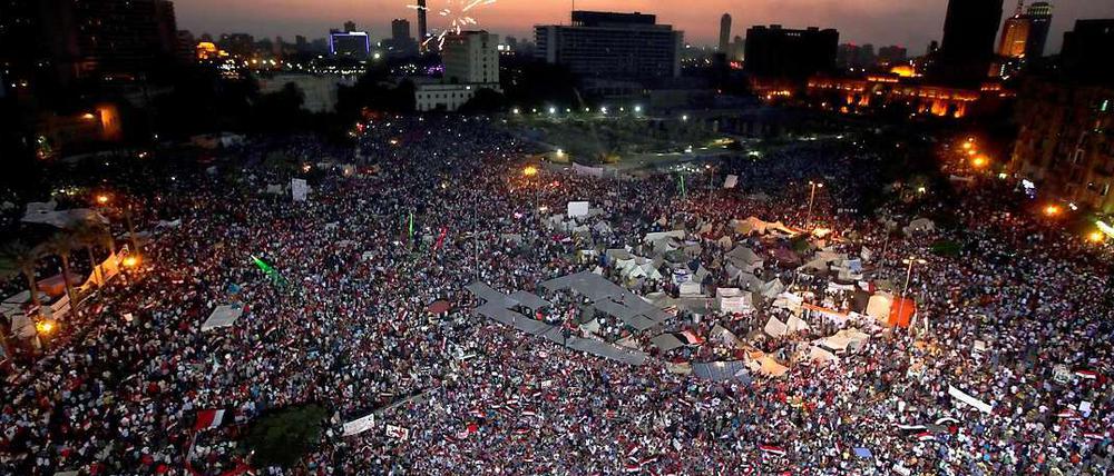 In Kairo gingen am Dienstagabend tausende Demonstranten auf die Straße. Auch in anderen Städten Ägyptens kam es zu Krawallen und Schusswechseln zwischen Gegnern und Anhänger von Präsident Mohammed Mursi.