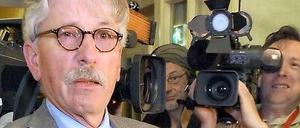Thilo Sarrazin 2011 auf dem Weg zu seinem SPD-Parteiordnungsverfahren