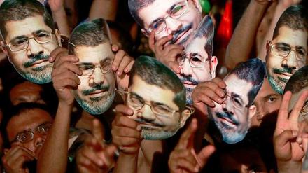 Die Massenproteste für die Wiedereinsetzung von Ägyptens abgesetztem Präsidenten Mursi blieben in der Nacht friedlich, das Militär hielt sich zurück.