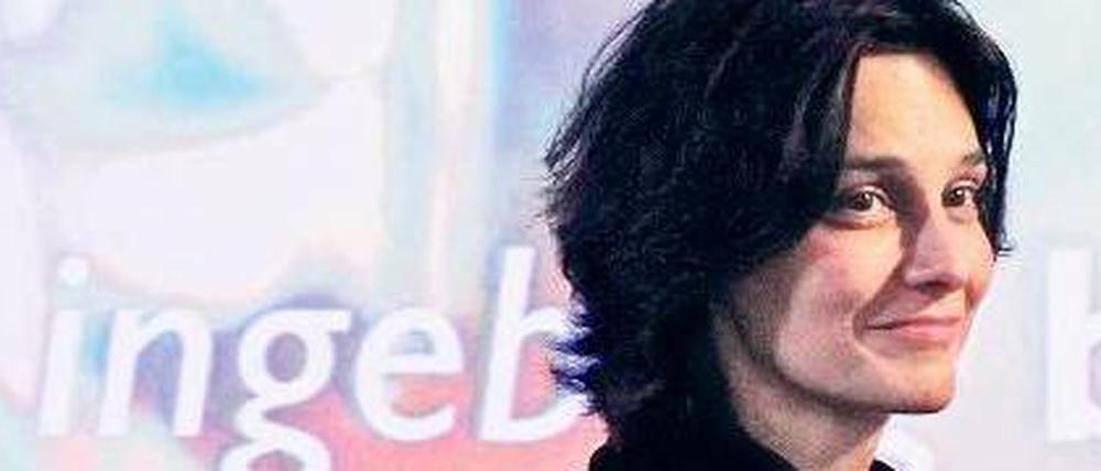 Katja Petrowskaja vor einem Ingeborg-Bachmann-Plakat.