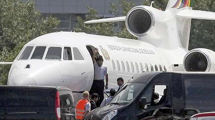 13 Stunden musste der bolivianische Präsident Evo Morales auf dem Wiener Flughafen ausharren. Er nahm es mit Humor und winkte zum Abschied.