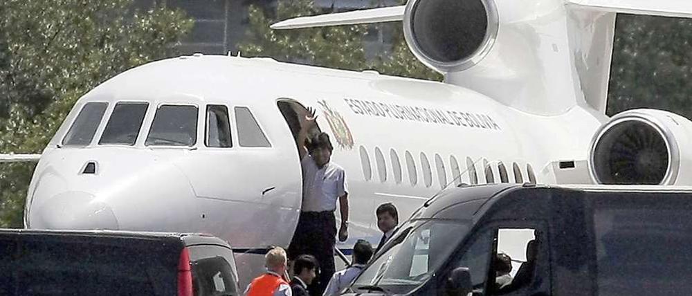 13 Stunden musste der bolivianische Präsident Evo Morales auf dem Wiener Flughafen ausharren. Er nahm es mit Humor und winkte zum Abschied.