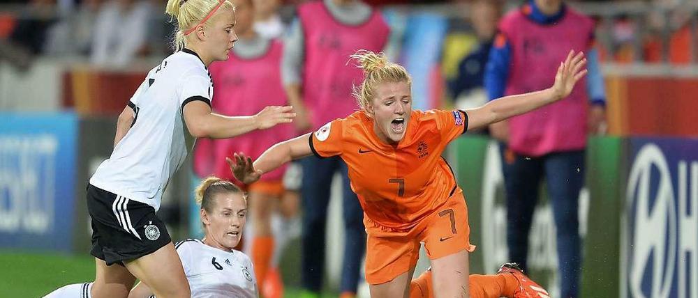 Leonie Maier und Simone Laudehr kämpfen gegen die Holländerin Kirsten van de Ven beim EM-Auftakt der DFB-Frauen in Växjö.