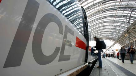 Seit über zwei Stunden müssen Fahrgäste in einem ICE der Bahn ausharren, der wegen eines Notarzteinsatzes am Gleis auf der Fahrt von Berlin nach Leipzig zwischen Trebbin und Luckenwalde gestoppt werden musste. 