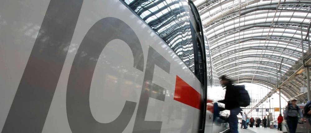 Seit über zwei Stunden müssen Fahrgäste in einem ICE der Bahn ausharren, der wegen eines Notarzteinsatzes am Gleis auf der Fahrt von Berlin nach Leipzig zwischen Trebbin und Luckenwalde gestoppt werden musste.
