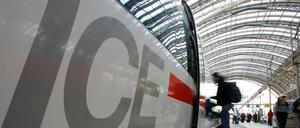 Seit über zwei Stunden müssen Fahrgäste in einem ICE der Bahn ausharren, der wegen eines Notarzteinsatzes am Gleis auf der Fahrt von Berlin nach Leipzig zwischen Trebbin und Luckenwalde gestoppt werden musste. 