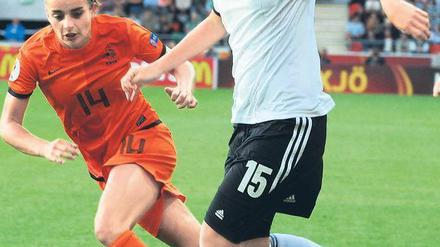 Da geht noch mehr. Der deutschen Nationalmannschaft um Isabelle Linden (r.) fehlte im ersten EM-Spiel gegen die Niederlande die Kreativität, um ein Tor zu erzielen. Foto: dpa