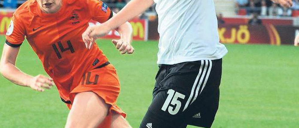 Da geht noch mehr. Der deutschen Nationalmannschaft um Isabelle Linden (r.) fehlte im ersten EM-Spiel gegen die Niederlande die Kreativität, um ein Tor zu erzielen. Foto: dpa