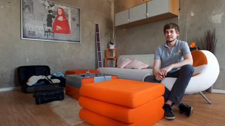 Beton kann glücklich machen. Sebastian Helmund im Wohnzimmer seiner Zwei-Zimmer-Plattenbauwohnung.