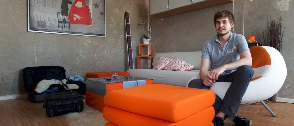 Beton kann glücklich machen. Sebastian Helmund im Wohnzimmer seiner Zwei-Zimmer-Plattenbauwohnung.