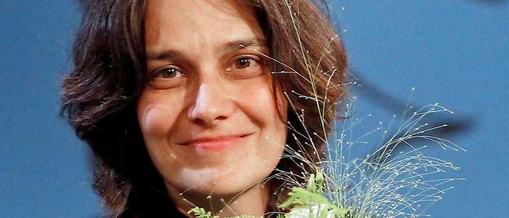 Katja Petrowskaja, 43, mit Blumenstrauß in Klagenfurt.