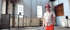 Platz für Ideen. Ziseleurmeister Thorsten Knaack im ehemaligen Umspannwerk Oberspree, in dem er eine Gießerei eröffnen wird. Beim Festival läuft hier eine Ausstellung. Foto: Georg Moritz