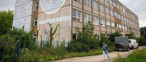 Im früheren Max-Reinhardt-Gymnasium in Berlin-Hellersdorf sollen künftig rund 400 Flüchtlingen unterkommen.