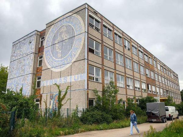 Im früheren Max-Reinhardt-Gymnasium in Berlin-Hellersdorf sollen künftig rund 400 Flüchtlingen unterkommen.