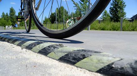 Heimtückische vier Zentimeter. Nach dem ersten Unfall wurde der Absatz zwischen Geh- und Radweg im Park am Gleisdreieck mit schwarz-gelbem Klebeband markiert. In den nächsten Wochen wird die Schwelle weggefräst. Zu schnell sollten Radler dennoch nicht in die Pedale steigen, denn Kinderspielplätze und Trampoline (kleines Foto) liegen unmittelbar an den breiten Pisten.