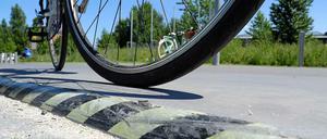 Heimtückische vier Zentimeter. Nach dem ersten Unfall wurde der Absatz zwischen Geh- und Radweg im Park am Gleisdreieck mit schwarz-gelbem Klebeband markiert. In den nächsten Wochen wird die Schwelle weggefräst. Zu schnell sollten Radler dennoch nicht in die Pedale steigen, denn Kinderspielplätze und Trampoline (kleines Foto) liegen unmittelbar an den breiten Pisten.