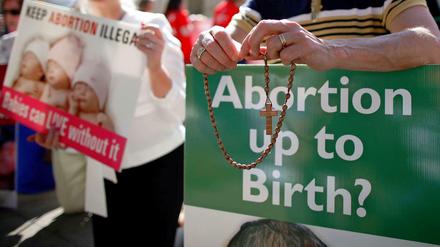 Lockerung des Abtreibungsgesetzes in Irland: Während Gegner steigende Abtreibungszahlen befürchten, geht die Regelung anderen nicht weit genug.