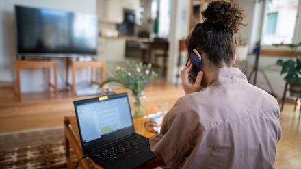 Eine junge Frau lässt sich am Telefon beraten.