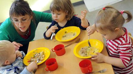 Ab dem 1. August 2013 haben Eltern erstmals einen Rechtsanspruch auf eine Ganztagsbetreuung für ihre ein- bis dreijährigen Kinder. 