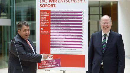 SPD-Parteichef Sigmar Gabriel und SPD-Kanzlerkandidat Peer Steinbrück stellen eine Mitmach-Aktion vor. Auf dem präsentierten Plakat, das die beiden präsentieren, steht "Das Wir entscheidet. Sofort."